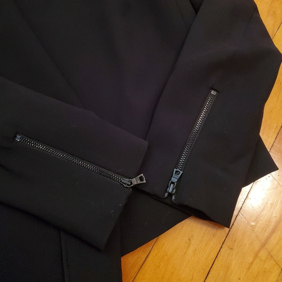 Alice + Olivia Employed Open Front black blazer. Size 8. Classic and classy. - Picture 8 of 11